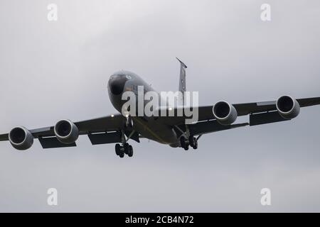 23-540 USAFE Boeing KC-135R Stratotanker 'Holy Terror' des 100. Tankflügels (Bloody 100th) nähert sich RAF Mildenhall. Donnerstag, 16. Juli 2020. (Quelle: Jon Hobley, Mi News) Stockfoto