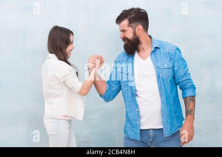 Offener Wettbewerb. Vater und Tochter Armringen. Festigkeitsvergleich. Kraft und Kraft. Konflikt und Opposition. Vatertag. Familienwerte. Herausforderung annehmen. Stark werden wie mein Vater. Stockfoto