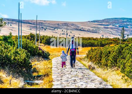 Mutter und Tochter im aktiven Vakanz. Wandern in den Bergen mit Rucksack an sonnigen Tagen. Stockfoto