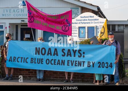 Extinction Rebellion, Niederlassung in Southend, führte einen Protest gegen den Klimawandel vor dem konservativen Büro des West MP in Southend durch. NOAA Arktisches Eis Warnung Stockfoto