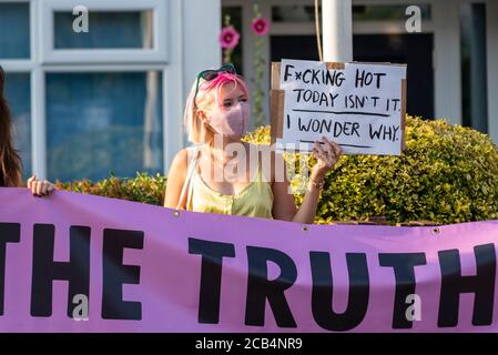 Extinction Rebellion, Niederlassung in Southend, führte einen Protest gegen den Klimawandel vor dem konservativen Büro des West MP in Southend durch. Heiße Aktivistin. Wahrheit Stockfoto