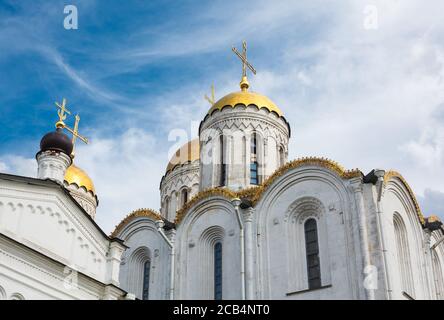 Annahme Kathedrale in Vladimir. Alte russische orthodoxe Kirche aus weißem Kalkstein mit goldenen Kuppeln. Stockfoto