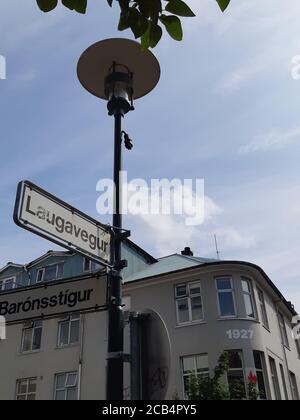 REYKJAVIK, ISLAND - 05. Jul 2019: Reykjavik, Island, 2019. Juli: Laugavegur Shopping Street sign on a Street light Pole Stockfoto