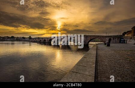 Berwick auf Tweed. Sommerabend mit dem Sonnenuntergang über der Alten Brücke auf Befehl von James I / VI gebaut Stockfoto