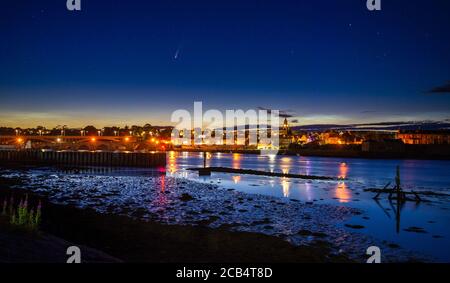 Berwick upon Tweed, Englands nördlichste Stadt mit Komet Neowise in den frühen Morgenstunden. Stockfoto