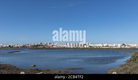 Faro, Portugal - 26. Februar 2020: Blick auf die Stadt vom Handelshafen am Meer an einem Wintertag Stockfoto