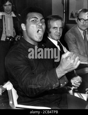 29. Nov. 1974 - London, England, Vereinigtes Königreich - Boxmeister MUHAMMAD ALI macht bei einer Pressekonferenz im Hilton Hotel in London ein Gesicht. Er ist in der Stadt, um einen Kampf im Royal Albert Hotel zu sehen. (Bild: © Keystone Press Agency/Keystone USA via ZUMAPRESS.com) Stockfoto