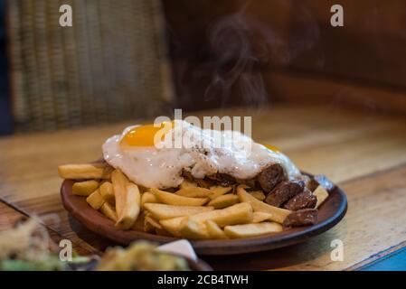 Chorrillana, typisch chilenisches Gericht Stockfoto