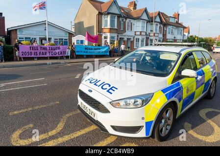 Extinction Rebellion, Niederlassung in Southend, führte einen Protest gegen den Klimawandel vor dem konservativen Büro des West MP in Southend durch. Polizeiauto Ankunft. Maskiert Stockfoto