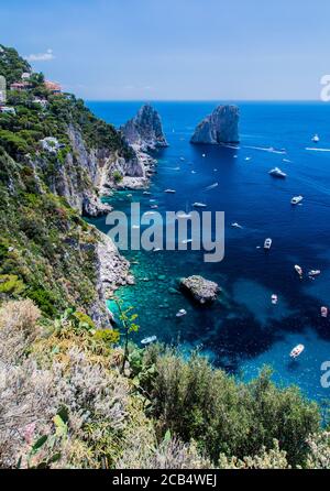 Blick auf die Faraglioni Sea Stacks in Capri Aus den Gärten von Augustus Stockfoto