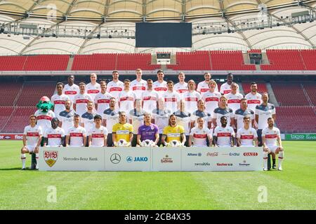 Stuttgart, 10. August 2020, Mannschaftsfoto: 1.Reihe vorne, von links: Philipp KLEMENT, VFB 21, Tanguy COULIBALY, VFB 7, Erik THOMMY, VFB 11, Wataru ENDO, VFB 3, Fabian BREDLOW, VFB 33 , Gregor KOBEL, Torwart VFB 1, Jens GRAHL, VFB 13, Darko CHURLINOV, Orel MANGALA, VFB 23, Matteo KLIMOWICZ, VFB 31 , 8 Gonzalo VFB 2. VFB Maskottchen Fritzle , Dino POIMANN, Markus FREGIN, Matthias SCHIFFERS, Martin FRANZ, Oliver BARTLETT, Uwe GOSPODAREK, Michael KAMMERMEYER, Peter PERCHTOLD, VFB Co-Trainer , Michael WIMMER, Co Trainer VFB Pellegrino MATARAZZO, VFB he Stockfoto