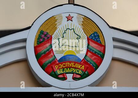 Kiew, Ukraine. August 2020. Wappen von Belarus bei einer Kundgebung zur Unterstützung der Belarussen in der Nähe der Botschaft von Belarus in Kiew (Foto: Aleksandr Gusev/Pacific Press) Quelle: Pacific Press Media Production Corp./Alamy Live News Stockfoto
