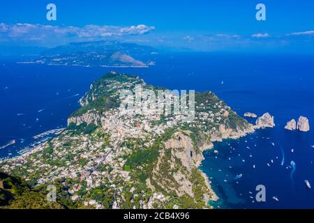 Luftaufnahme von Capri vom Gipfel des Monte Solero in Anacapri. Capri ist eine Insel im Tyrrhenischen Meer vor der Halbinsel Sorrent. Stockfoto