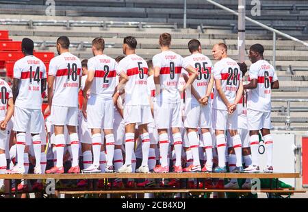 Stuttgart, 10. August 2020, Mannschaftsfoto: 1.Reihe vorne, von links: Philipp KLEMENT, VFB 21, Tanguy COULIBALY, VFB 7, Erik THOMMY, VFB 11, Wataru ENDO, VFB 3, Fabian BREDLOW, VFB 33 , Gregor KOBEL, Torwart VFB 1, Jens GRAHL, VFB 13, Darko CHURLINOV, Orel MANGALA, VFB 23, Matteo KLIMOWICZ, VFB 31 , 8 Gonzalo VFB 2. VFB Maskottchen Fritzle , Dino POIMANN, Markus FREGIN, Matthias SCHIFFERS, Martin FRANZ, Oliver BARTLETT, Uwe GOSPODAREK, Michael KAMMERMEYER, Peter PERCHTOLD, VFB Co-Trainer , Michael WIMMER, Co Trainer VFB Pellegrino MATARAZZO, VFB he Stockfoto