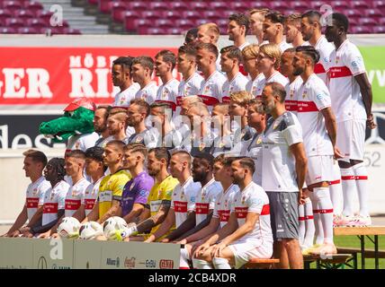 Stuttgart, 10. August 2020, Mannschaftsfoto: 1.Reihe vorne, von links: Philipp KLEMENT, VFB 21, Tanguy COULIBALY, VFB 7, Erik THOMMY, VFB 11, Wataru ENDO, VFB 3, Fabian BREDLOW, VFB 33 , Gregor KOBEL, Torwart VFB 1, Jens GRAHL, VFB 13, Darko CHURLINOV, Orel MANGALA, VFB 23, Matteo KLIMOWICZ, VFB 31 , 8 Gonzalo VFB 2. VFB Maskottchen Fritzle , Dino POIMANN, Markus FREGIN, Matthias SCHIFFERS, Martin FRANZ, Oliver BARTLETT, Uwe GOSPODAREK, Michael KAMMERMEYER, Peter PERCHTOLD, VFB Co-Trainer , Michael WIMMER, Co Trainer VFB Pellegrino MATARAZZO, VFB he Stockfoto