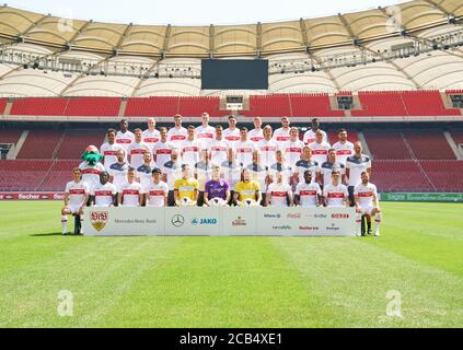 Stuttgart, 10. August 2020, Mannschaftsfoto: 1.Reihe vorne, von links: Philipp KLEMENT, VFB 21, Tanguy COULIBALY, VFB 7, Erik THOMMY, VFB 11, Wataru ENDO, VFB 3, Fabian BREDLOW, VFB 33 , Gregor KOBEL, Torwart VFB 1, Jens GRAHL, VFB 13, Darko CHURLINOV, Orel MANGALA, VFB 23, Matteo KLIMOWICZ, VFB 31 , 8 Gonzalo VFB 2. VFB Maskottchen Fritzle , Dino POIMANN, Markus FREGIN, Matthias SCHIFFERS, Martin FRANZ, Oliver BARTLETT, Uwe GOSPODAREK, Michael KAMMERMEYER, Peter PERCHTOLD, VFB Co-Trainer , Michael WIMMER, Co Trainer VFB Pellegrino MATARAZZO, VFB he Stockfoto