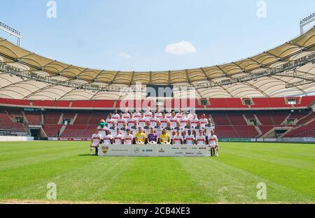 Stuttgart, 10. August 2020, Mannschaftsfoto: 1.Reihe vorne, von links: Philipp KLEMENT, VFB 21, Tanguy COULIBALY, VFB 7, Erik THOMMY, VFB 11, Wataru ENDO, VFB 3, Fabian BREDLOW, VFB 33 , Gregor KOBEL, Torwart VFB 1, Jens GRAHL, VFB 13, Darko CHURLINOV, Orel MANGALA, VFB 23, Matteo KLIMOWICZ, VFB 31 , 8 Gonzalo VFB 2. VFB Maskottchen Fritzle , Dino POIMANN, Markus FREGIN, Matthias SCHIFFERS, Martin FRANZ, Oliver BARTLETT, Uwe GOSPODAREK, Michael KAMMERMEYER, Peter PERCHTOLD, VFB Co-Trainer , Michael WIMMER, Co Trainer VFB Pellegrino MATARAZZO, VFB he Stockfoto