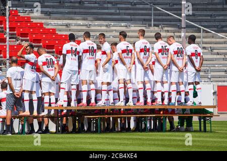 Stuttgart, 10. August 2020, Mannschaftsfoto: 1.Reihe vorne, von links: Philipp KLEMENT, VFB 21, Tanguy COULIBALY, VFB 7, Erik THOMMY, VFB 11, Wataru ENDO, VFB 3, Fabian BREDLOW, VFB 33 , Gregor KOBEL, Torwart VFB 1, Jens GRAHL, VFB 13, Darko CHURLINOV, Orel MANGALA, VFB 23, Matteo KLIMOWICZ, VFB 31 , 8 Gonzalo VFB 2. VFB Maskottchen Fritzle , Dino POIMANN, Markus FREGIN, Matthias SCHIFFERS, Martin FRANZ, Oliver BARTLETT, Uwe GOSPODAREK, Michael KAMMERMEYER, Peter PERCHTOLD, VFB Co-Trainer , Michael WIMMER, Co Trainer VFB Pellegrino MATARAZZO, VFB he Stockfoto