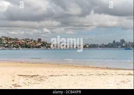Rose Bay Beach an einem bewölkten Herbstnachmittag Stockfoto
