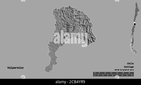 Form von Valparaíso, Region von Chile, mit seiner Hauptstadt auf festem Hintergrund isoliert. Entfernungsskala, Regionenvorschau und Beschriftungen. Höhenkarte mit zwei Ebenen. Stockfoto