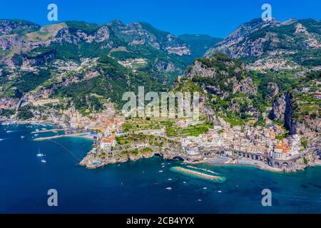 Eine Geschichte von zwei Städten: Luftaufnahme von Amalfi und Atrani, zwei Städte an Italiens Amalfiküste, eine kurze Fahrt mit der Fähre von Positano entfernt Stockfoto