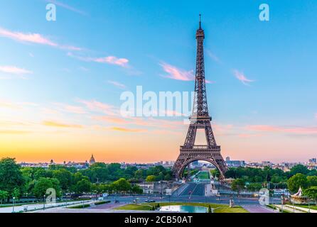 Blick auf den Eiffelturm bei Sonnenaufgang von den Trocadero-Gärten; Paris, Frankreich Stockfoto