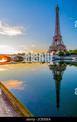 Blick auf den Eiffelturm bei Sonnenaufgang mit einer Spiegelung in der seine; Paris, Frankreich. Stockfoto