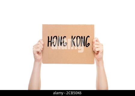 Pappplakat mit hongkonger Botschaft in den Händen eines demokratischen Protesters Nahaufnahme isoliert auf weißem Hintergrund. Stockfoto
