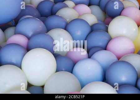 Geburtstagsfeier bunte Luftballons und Konfetti zum Geburtstag Stockfoto