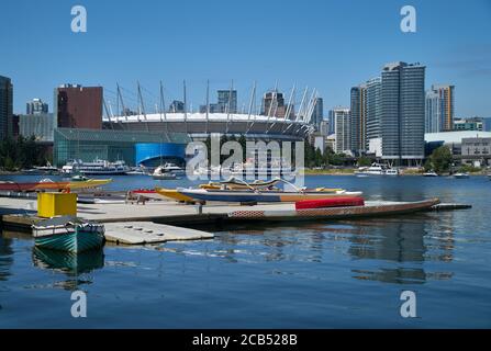 Drachenboote am Dock Vancouver. Drachenboote auf dem Dock in Vancouver False Creek. Stockfoto