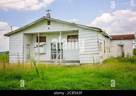 Die Green Grove Church liegt verlassen auf dem Highway 49, 7. August 2016, in Silver City, Mississippi. Stockfoto