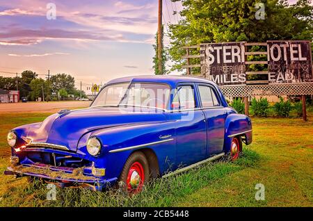 Ein 1952 Plymouth Cambridge Antikauto sitzt verlassen entlang des Highway 61 im Mississippi Delta, 9. August 2016, in Boyle, Mississippi. Stockfoto