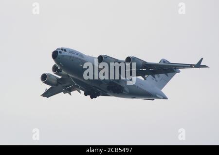 KAF342, eine Boeing C-17 Globemaster III, die von der Kuwait Air Force betrieben wird, über Troon auf dem Weg zum Prestwick Airport in Ayrshire. Stockfoto