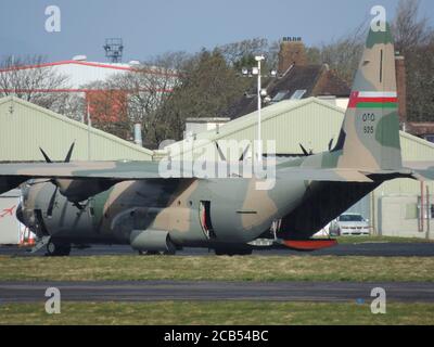 525, eine Lockheed Martin C-130J Hercules, die von der Royal Air Force of Oman betrieben wird, auf dem Prestwick International Airport in Ayrshire, Schottland. Stockfoto