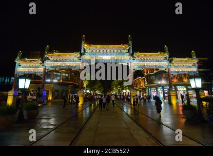 Peking: Chinesischer Torbogen am Anfang der Qianmen Straße, nachts. China Stockfoto