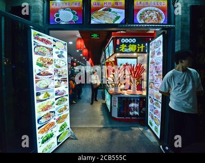 Peking: Schnellimbiss in der Qianmen Straße. China Stockfoto