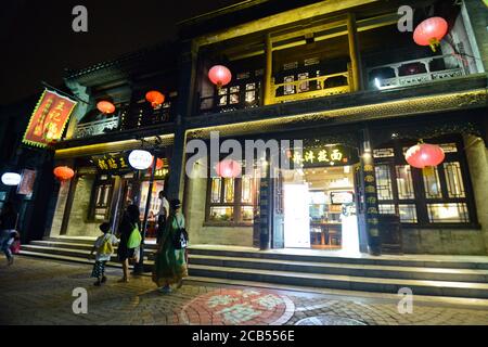 Peking: Restaurant in Qianmen Bereich in der Nacht. China Stockfoto