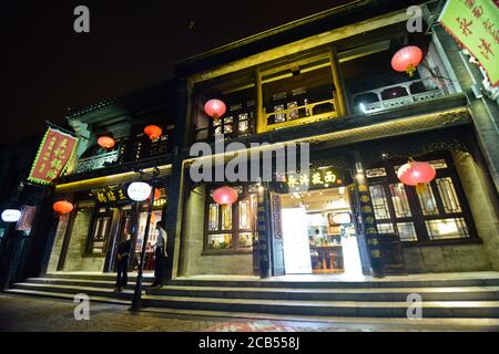 Peking: Restaurant in Qianmen Bereich in der Nacht. China Stockfoto