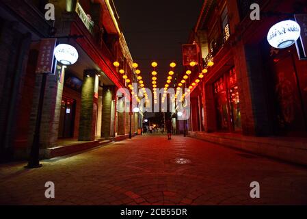 Peking: Bezirk Qianmen bei Nacht. China Stockfoto