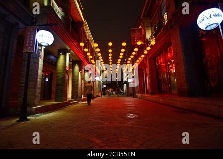 Peking: Bezirk Qianmen bei Nacht. China Stockfoto