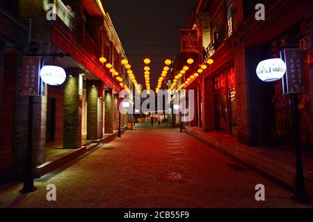 Peking: Bezirk Qianmen bei Nacht. China Stockfoto