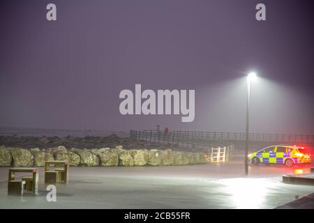 Morecambe, Lancashire, Großbritannien. August 2020. CNC-Patrouillenauto auf der Morecambe Promenade, vom Heysham Kernkraftwerk fotografiert während einer regelmäßigen Patrouille entlang der Morecambe Promenade während des Sheet Lightning leuchtet morecambe Promanade und die Bucht während Last Nights Gewitter, die den UK neuesten Zauber des heißen Wetters verletzte Quelle: PN News/Alamy Live News Stockfoto