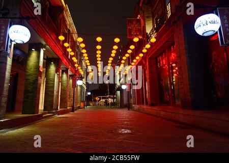 Peking: Bezirk Qianmen bei Nacht. China Stockfoto