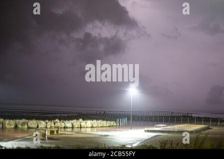 Morecambe, Lancashire, Großbritannien. August 2020. Sheet Lightning leuchtet morecambe Promanade und die Bucht während Last Nights Gewitter, die den UK neuesten Zauber des heißen Wetters verletzten Kredit: PN News/Alamy Live News Stockfoto