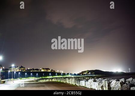 Morecambe, Lancashire, Großbritannien. August 2020. Sheet Lightning leuchtet morecambe Promanade und die Bucht während Last Nights Gewitter, die den UK neuesten Zauber des heißen Wetters verletzten Kredit: PN News/Alamy Live News Stockfoto