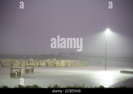 Morecambe, Lancashire, Großbritannien. August 2020. Sheet Lightning leuchtet morecambe Promanade und die Bucht während Last Nights Gewitter, die den UK neuesten Zauber des heißen Wetters verletzten Kredit: PN News/Alamy Live News Stockfoto