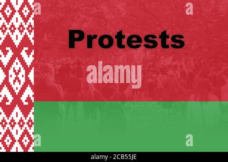 Menschen in Protesten nach den Präsidentschaftswahlen 2020 in Belarus, der Flagge von Belarus Stockfoto