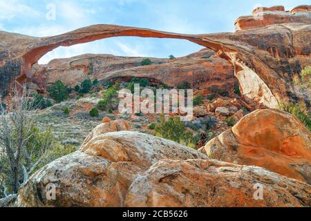 Landscape Arch befindet sich in der Devils Garden Area im Norden des Arches National Park. Utah. USA Stockfoto