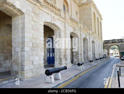 Kanonen an der Birgu Waterfront in Malta. Stockfoto