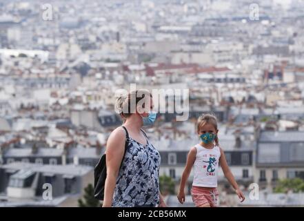 Paris, Frankreich. August 2020. Maskierte Menschen besuchen den Montmartre in Paris, Frankreich, 10. August 2020. Die Fälle der neuartigen Coronavirus-Infektion in Frankreich übertrafen am Montag 200,000, wobei 4,854 Neuinfektionen in den letzten drei Tagen bestätigt wurden. Die Gesamtzahl der bestätigten Fälle stieg auf 202,775 und 332 Cluster sind noch aktiv, nach den neuesten Daten des Gesundheitsministeriums veröffentlicht. Kredit: Gao Jing/Xinhua/Alamy Live Nachrichten Stockfoto